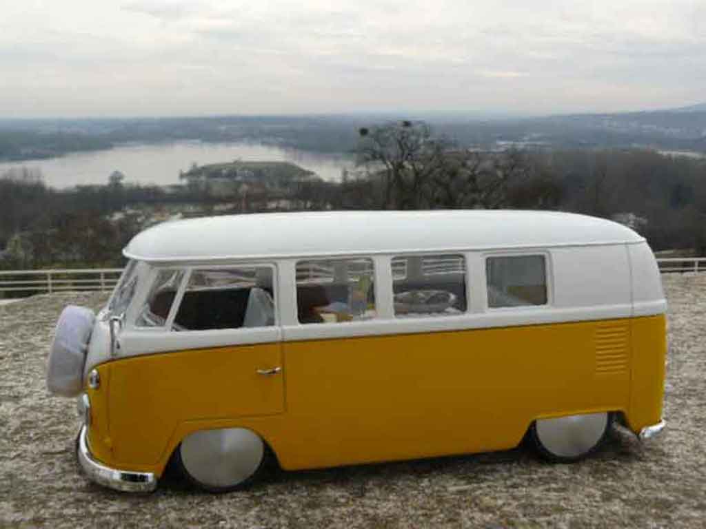 Volkswagen Combi Base split moon 1/18 Solido