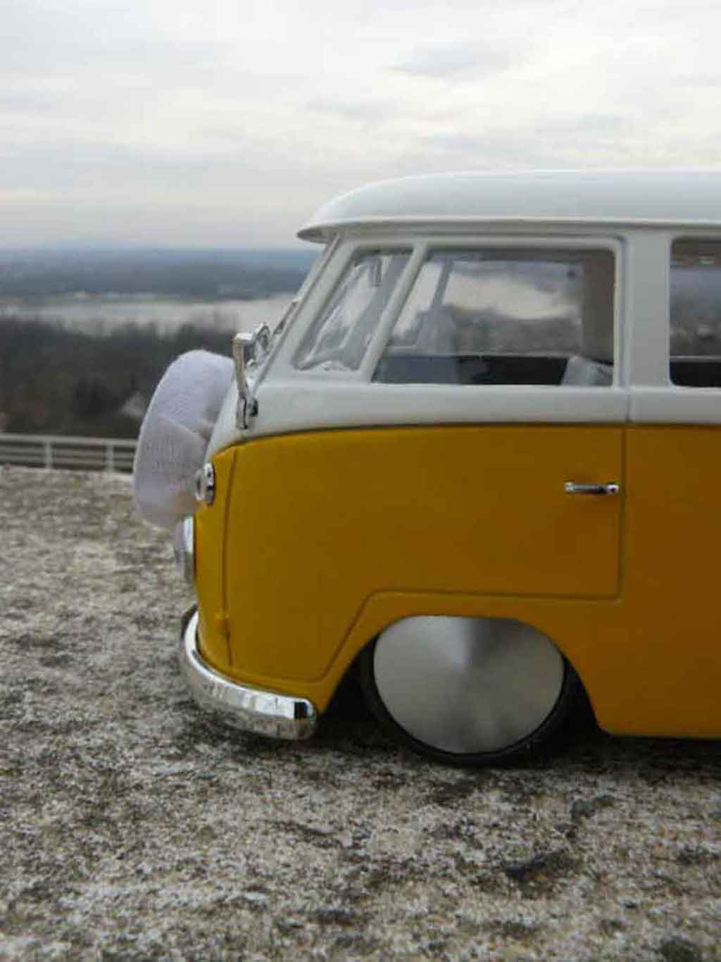 Volkswagen Combi Base split moon 1/18 Solido