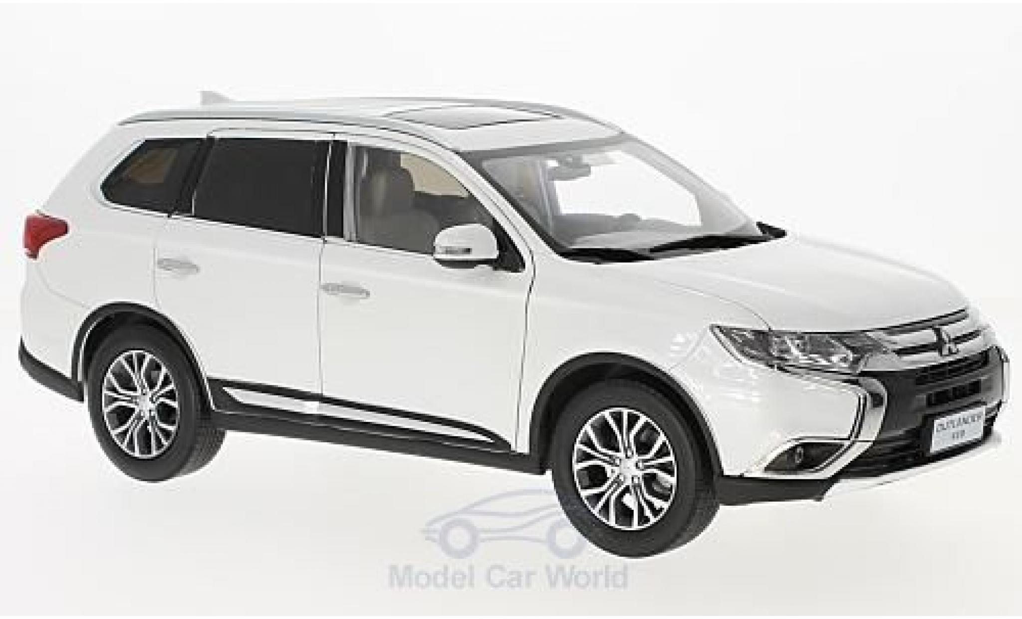 Mitsubishi Outlander 1/18 Paudi white 2016 diecast model cars