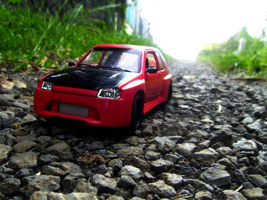 Peugeot 205 GTI 1.9 Rouge Vallelunga kit carrosserie gtr 1/18 Solido