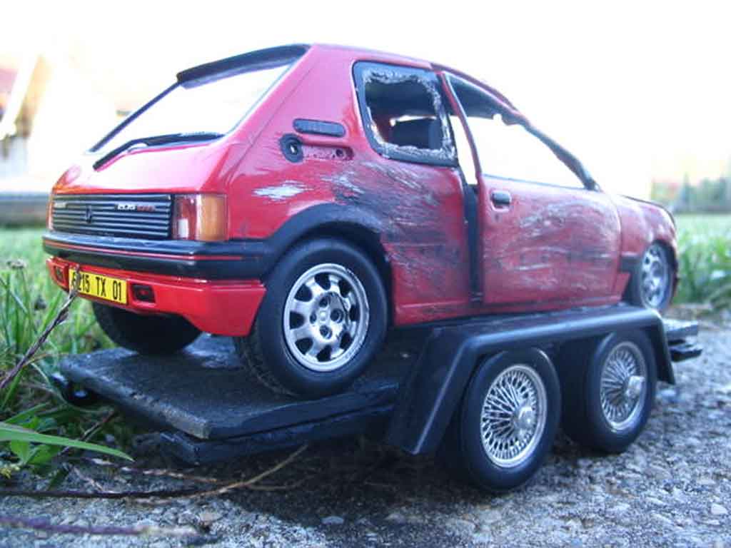 Peugeot 205 GTI 1.9 Rouge Vallelunga red accidentee 1/18 Solido