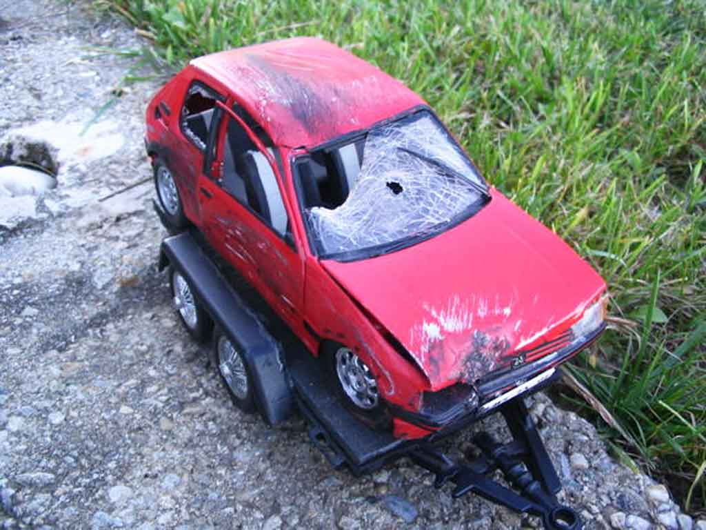 Peugeot 205 GTI 1.9 Rouge Vallelunga red accidentee 1/18 Solido