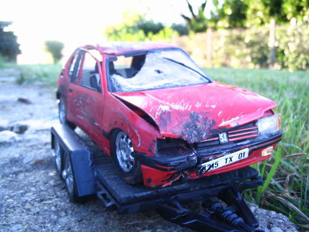 Peugeot 205 GTI 1.9 Rouge Vallelunga red accidentee 1/18 Solido
