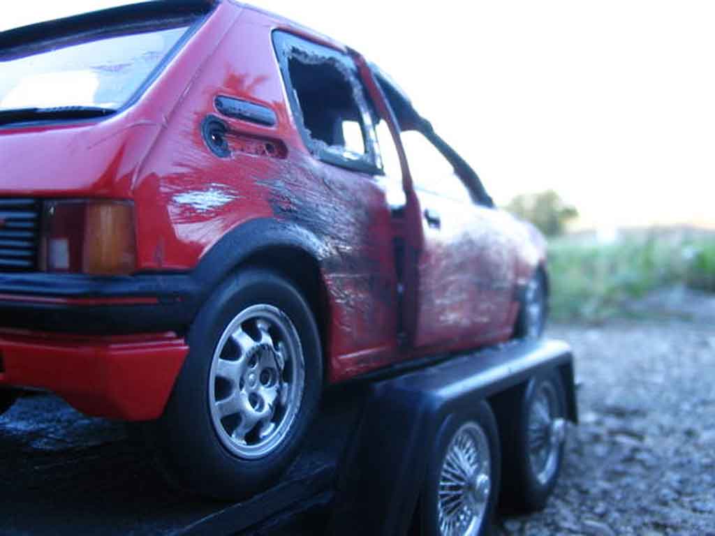 Peugeot 205 GTI 1.9 Rouge Vallelunga red accidentee 1/18 Solido