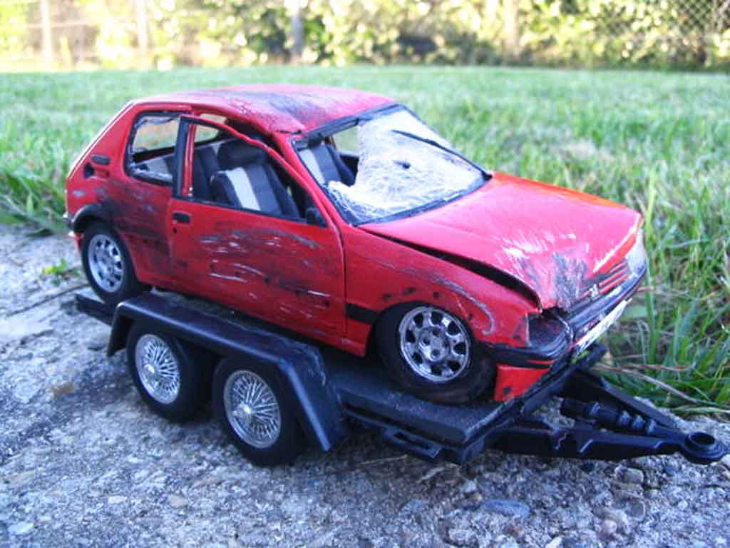 Peugeot 205 GTI 1.9 Rouge Vallelunga red accidentee 1/18 Solido