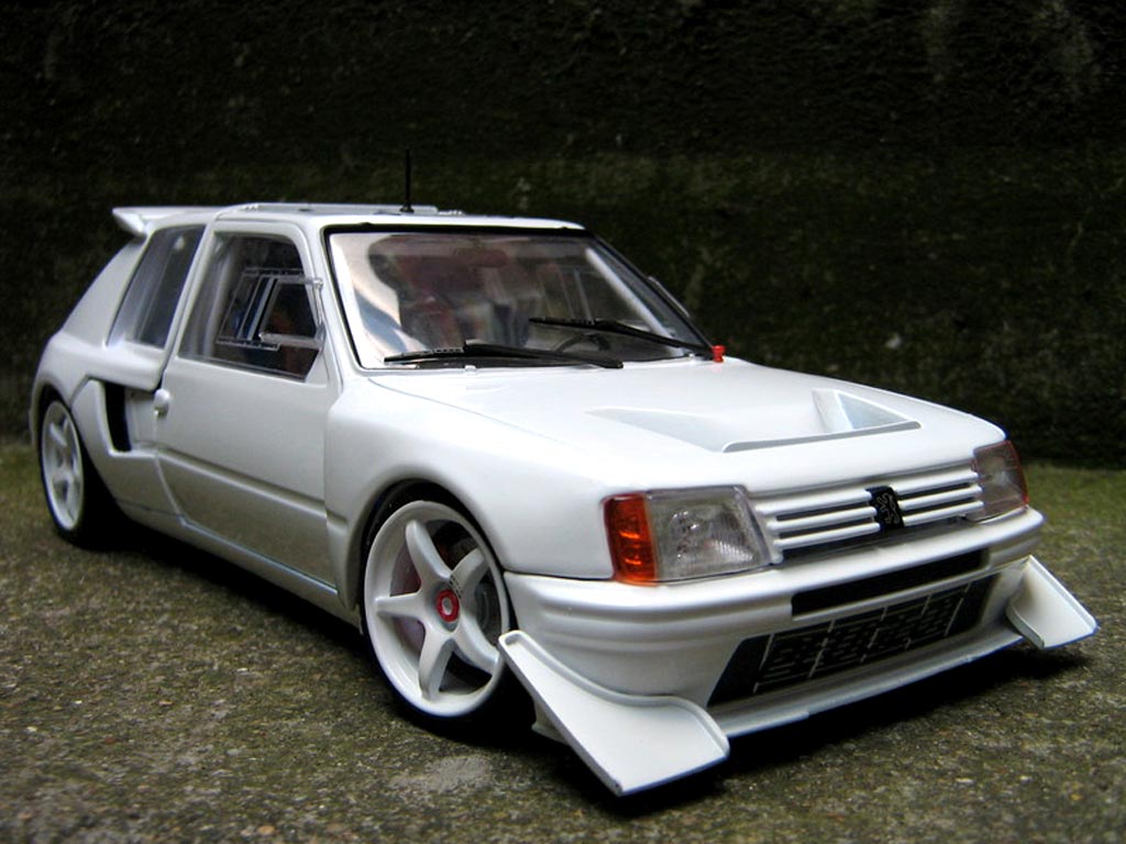 Peugeot 205 Turbo 16 1/18 Solido Turbo 16 preparee pour la course T16 diecast model cars