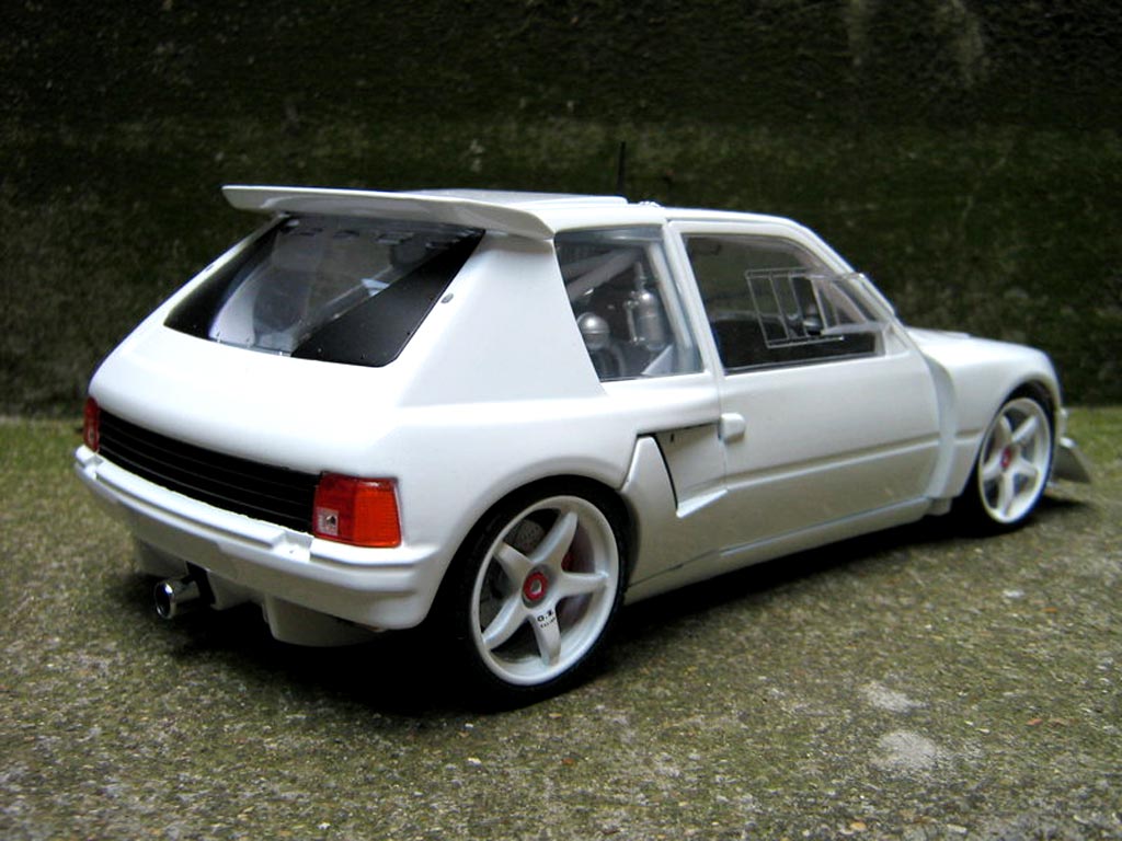 Peugeot 205 Turbo 16 preparee pour la course T16 1/18 Solido