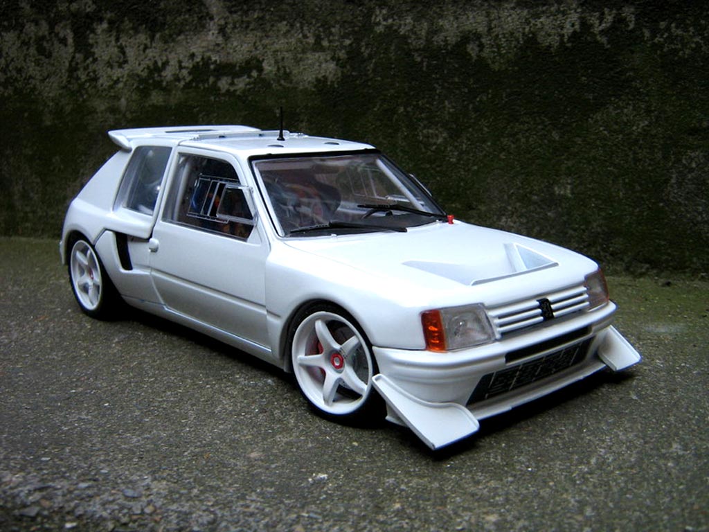 Peugeot 205 Turbo 16 preparee pour la course T16 1/18 Solido