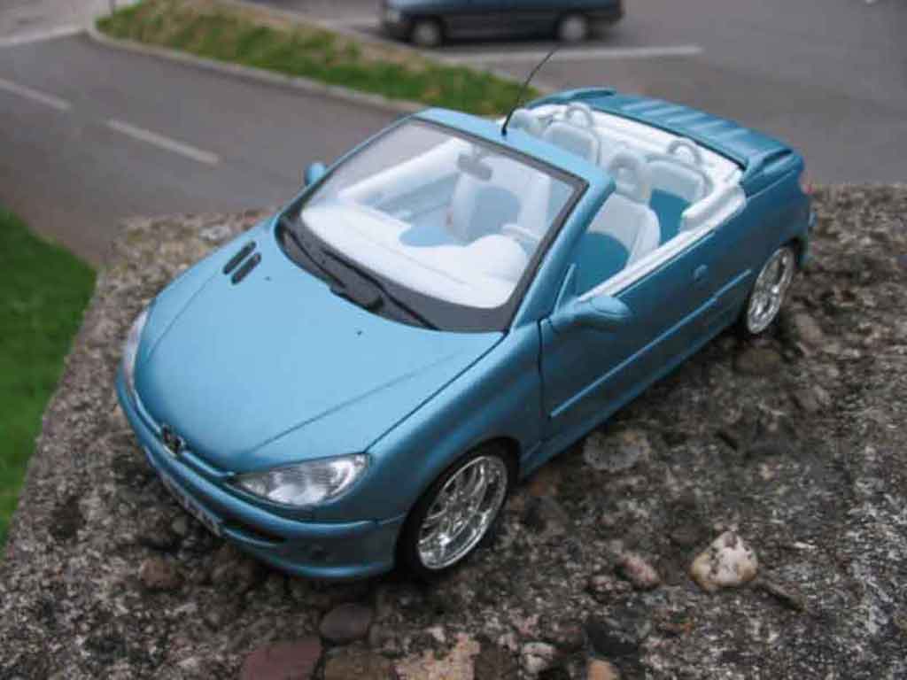 Peugeot 206 CC blue jantes chromees 1/18 Solido