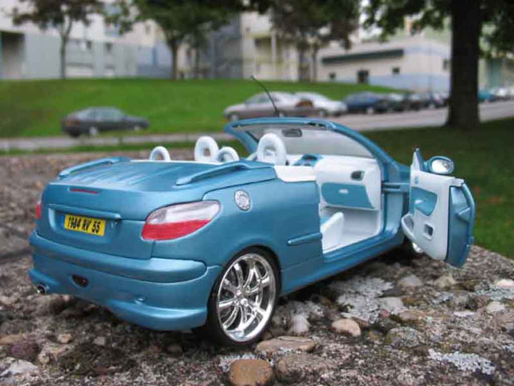 Peugeot 206 CC blue jantes chromees 1/18 Solido