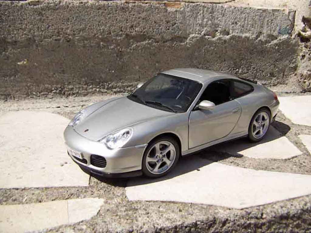 Porsche 911 4S Carrera grey 1/18 Maisto