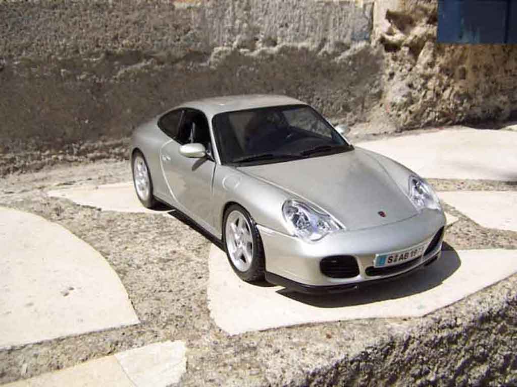 Porsche 911 4S Carrera grey 1/18 Maisto