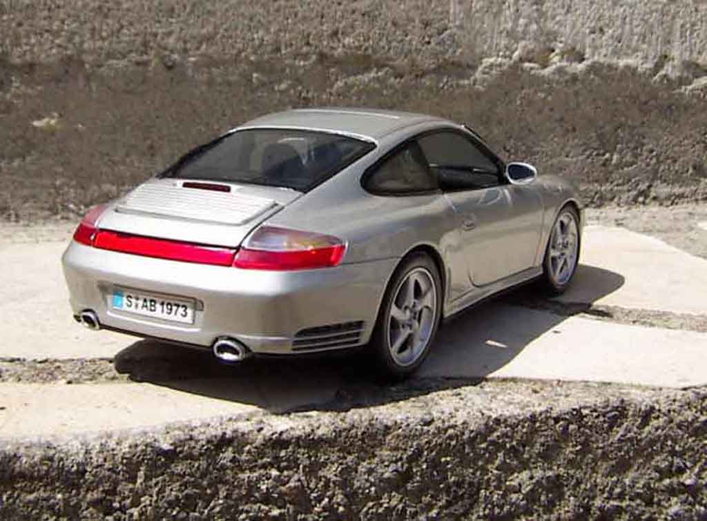 Porsche 911 4S Carrera grey 1/18 Maisto