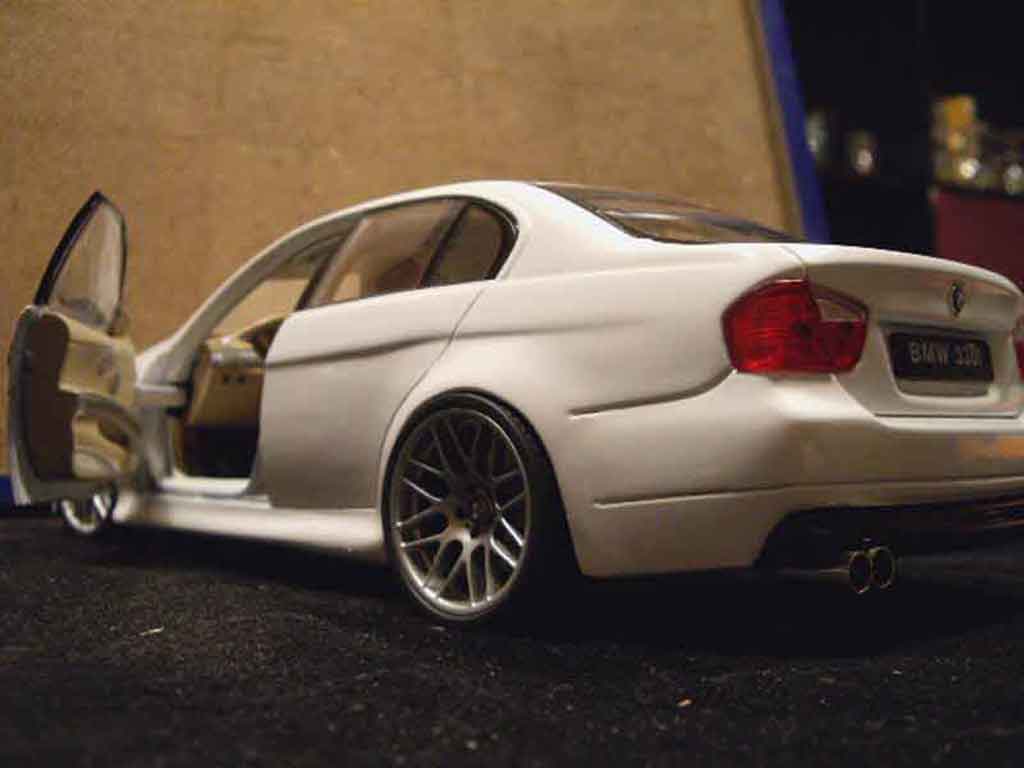 Bmw 330 tuning E90 jantes csl ligne echappement 1/18 Welly