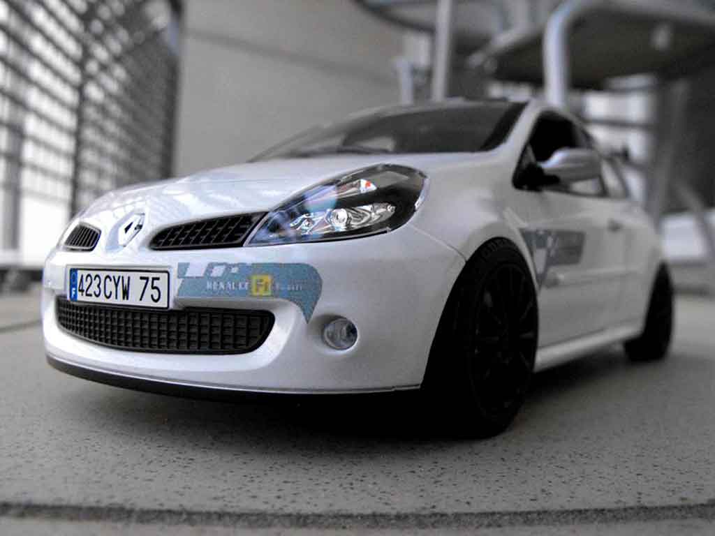 Renault Clio 3 RS f1 team blanc glacier 1/18 Solido