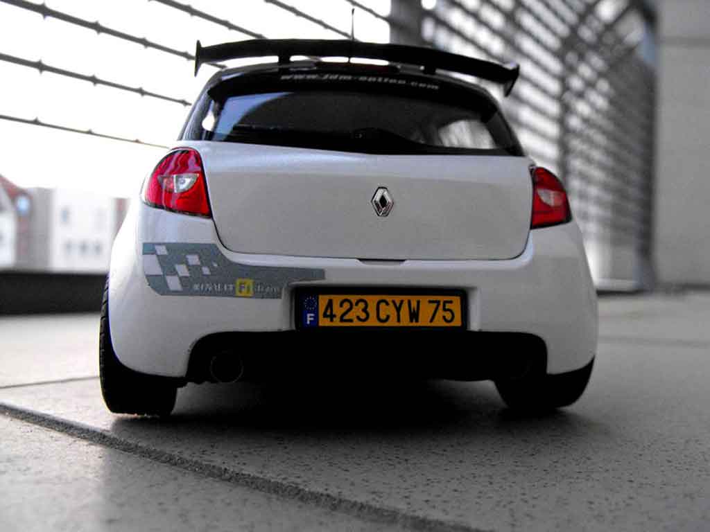 Renault Clio 3 RS f1 team blanc glacier 1/18 Solido