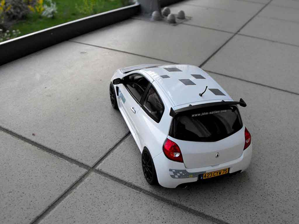 Renault Clio 3 RS f1 team blanc glacier 1/18 Solido