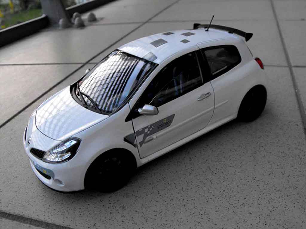 Renault Clio 3 RS f1 team blanc glacier 1/18 Solido