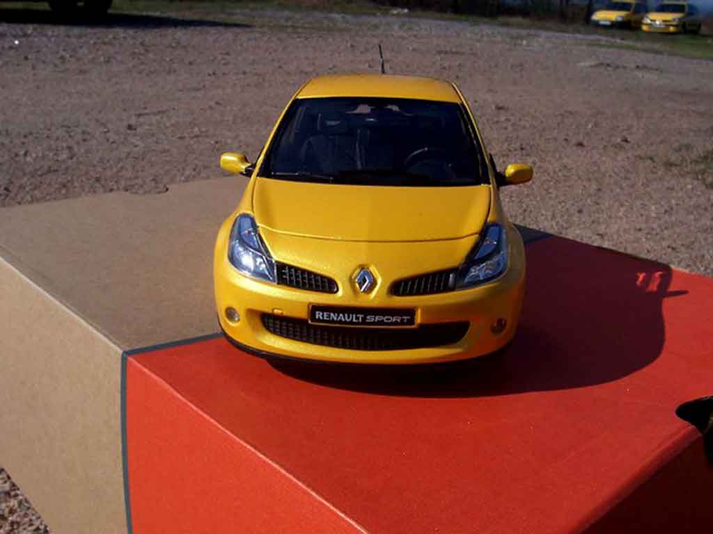 Renault Clio 3 RS yellow sirius 1/18 Solido