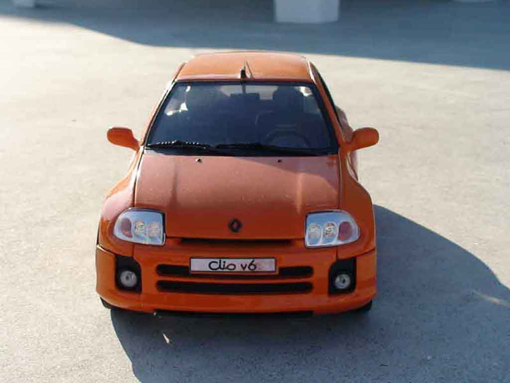 Renault Clio V6 orange 1/18 Universal Hobbies