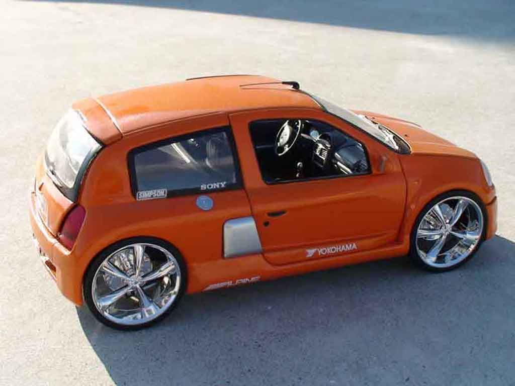 Renault Clio V6 orange 1/18 Universal Hobbies