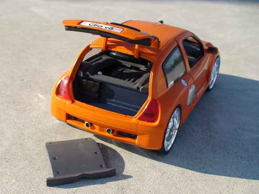 Renault Clio V6 orange 1/18 Universal Hobbies