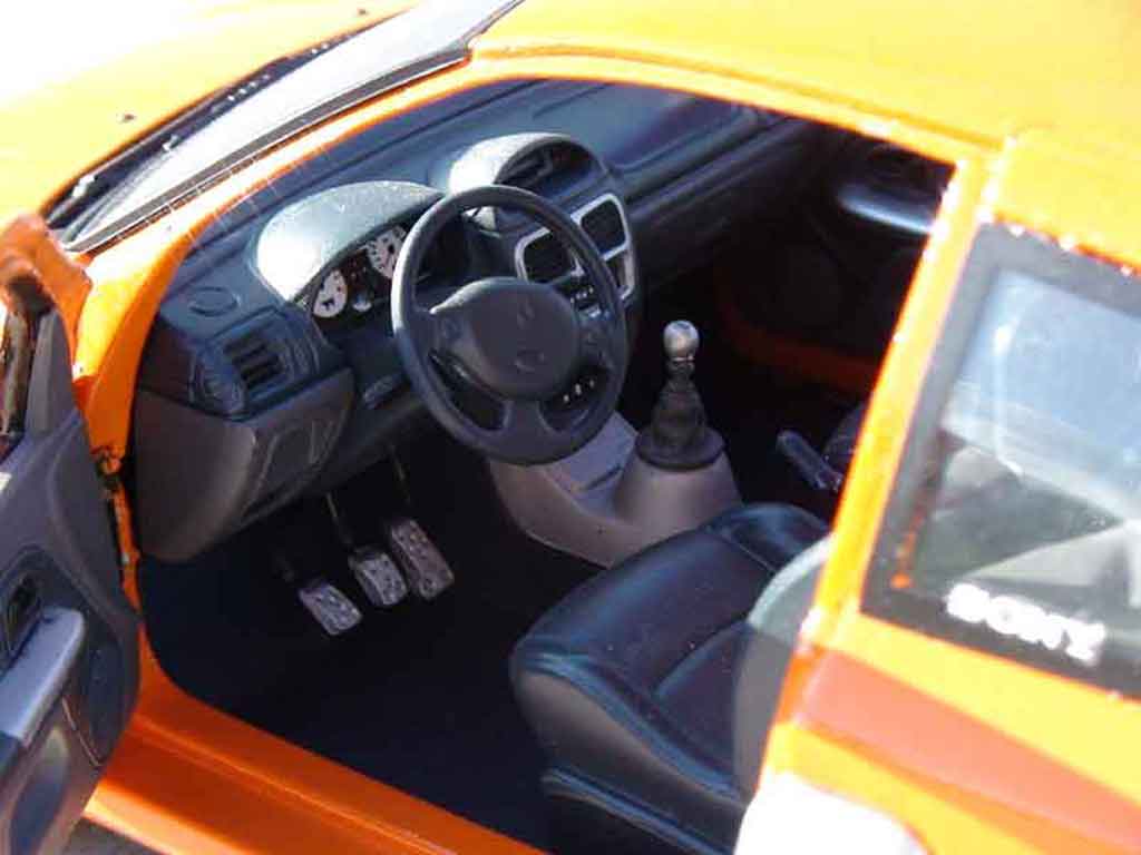 Renault Clio V6 orange 1/18 Universal Hobbies