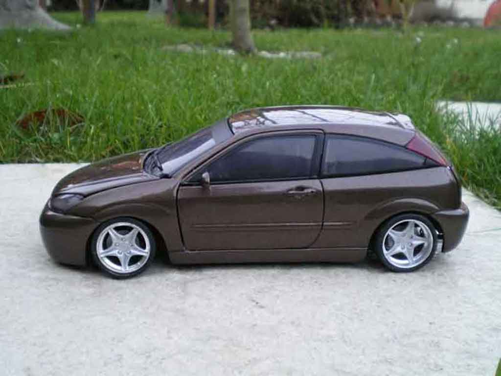 Ford Focus RS brown jantes 18 pouces 1/18 Motormax