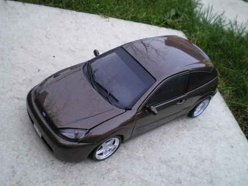 Ford Focus RS brown jantes 18 pouces 1/18 Motormax