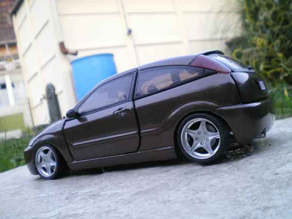 Ford Focus RS brown jantes 18 pouces 1/18 Motormax