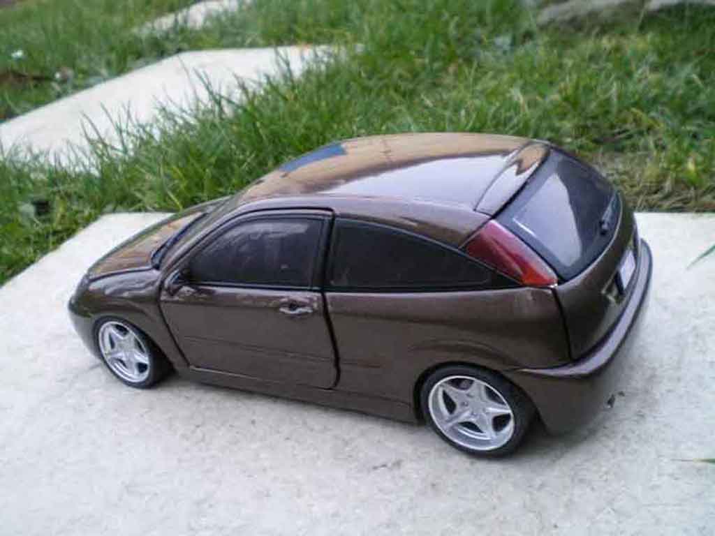 Ford Focus RS brown jantes 18 pouces 1/18 Motormax