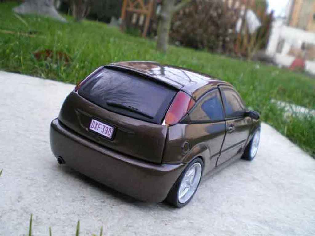 Ford Focus RS brown jantes 18 pouces 1/18 Motormax