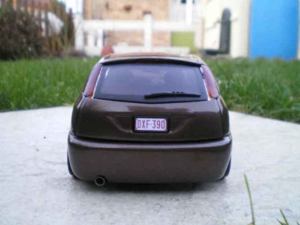 Ford Focus RS brown jantes 18 pouces 1/18 Motormax