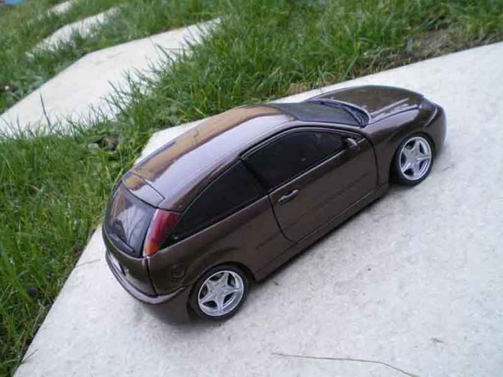 Ford Focus RS brown jantes 18 pouces 1/18 Motormax