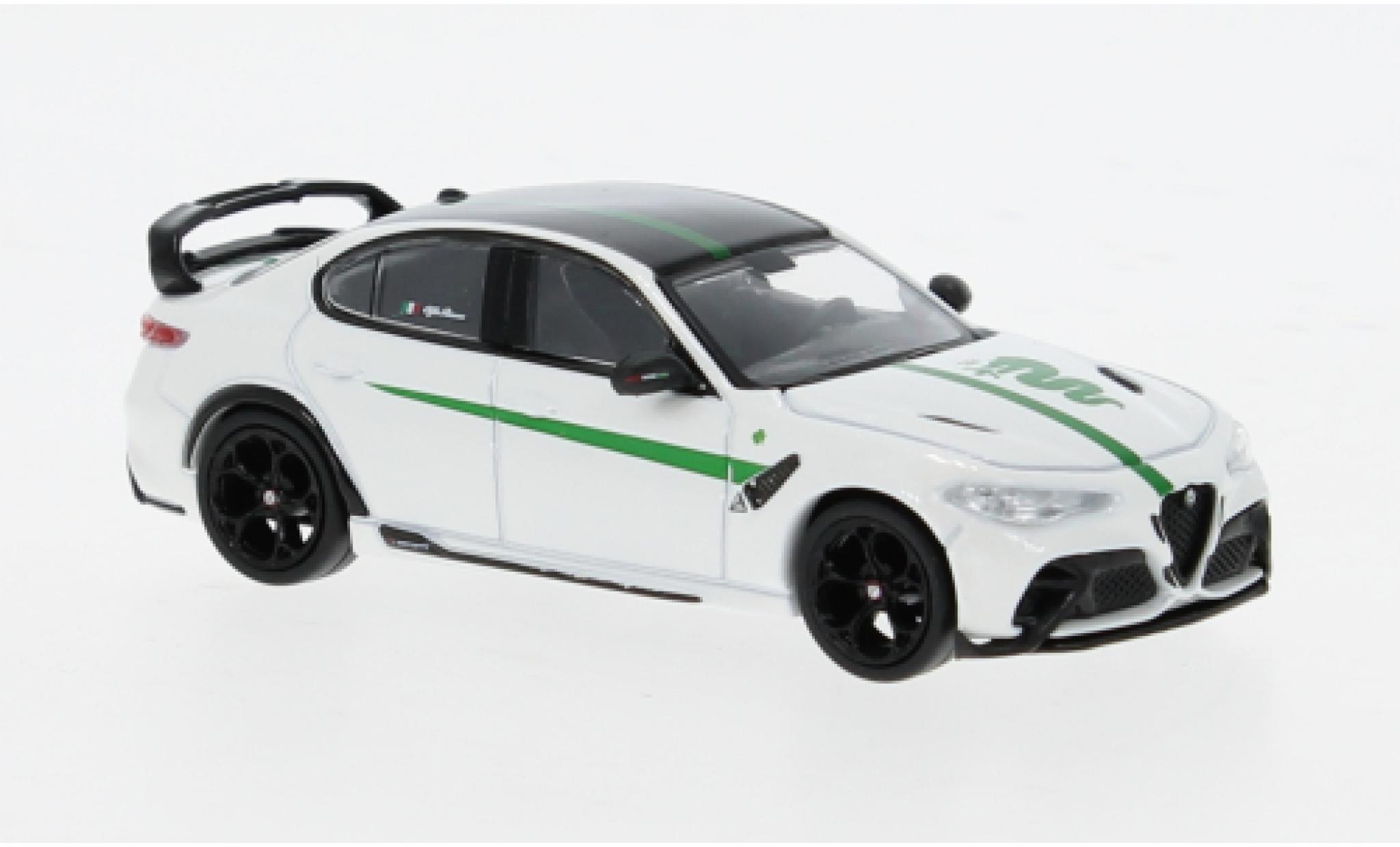 Alfa Romeo Giulia 1/64 Tarmac Works GTAM white/green 1:64 diecast model cars