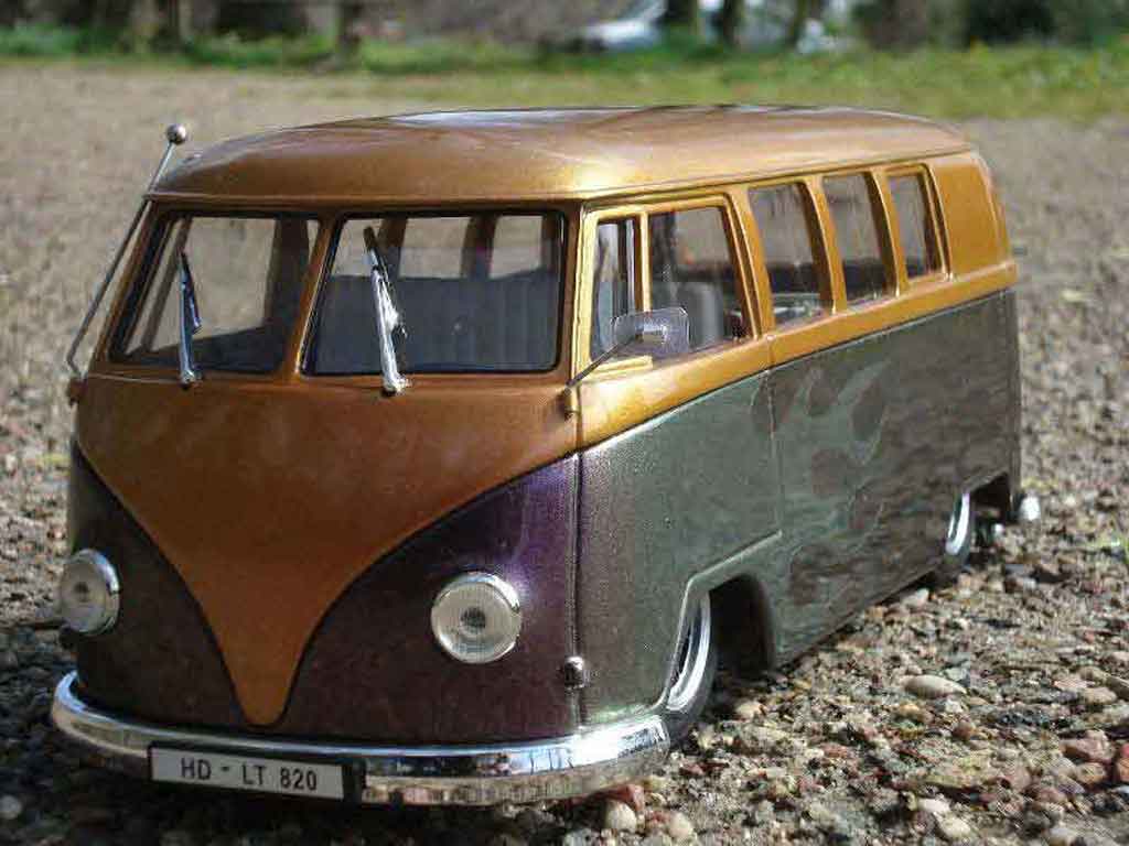 Volkswagen Combi Base the simple bus 1/18 Solido