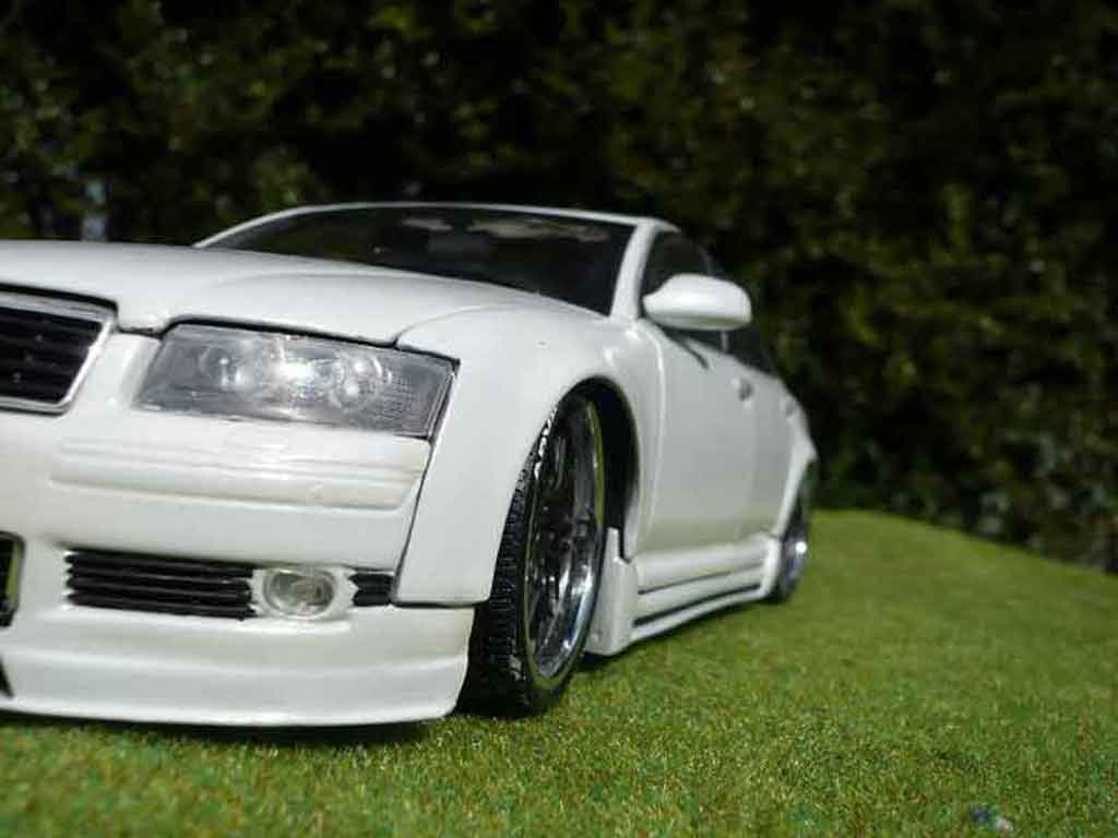 Audi A8 berline dub white 1/18 Motormax