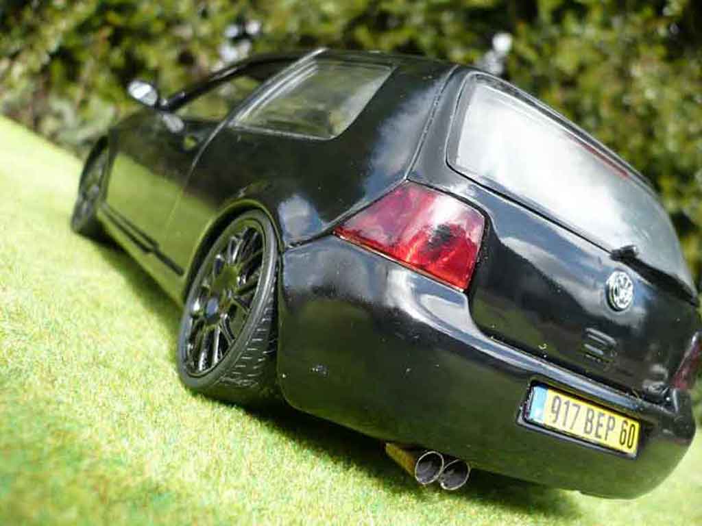 Volkswagen Golf GTI full black 1/18 Revell