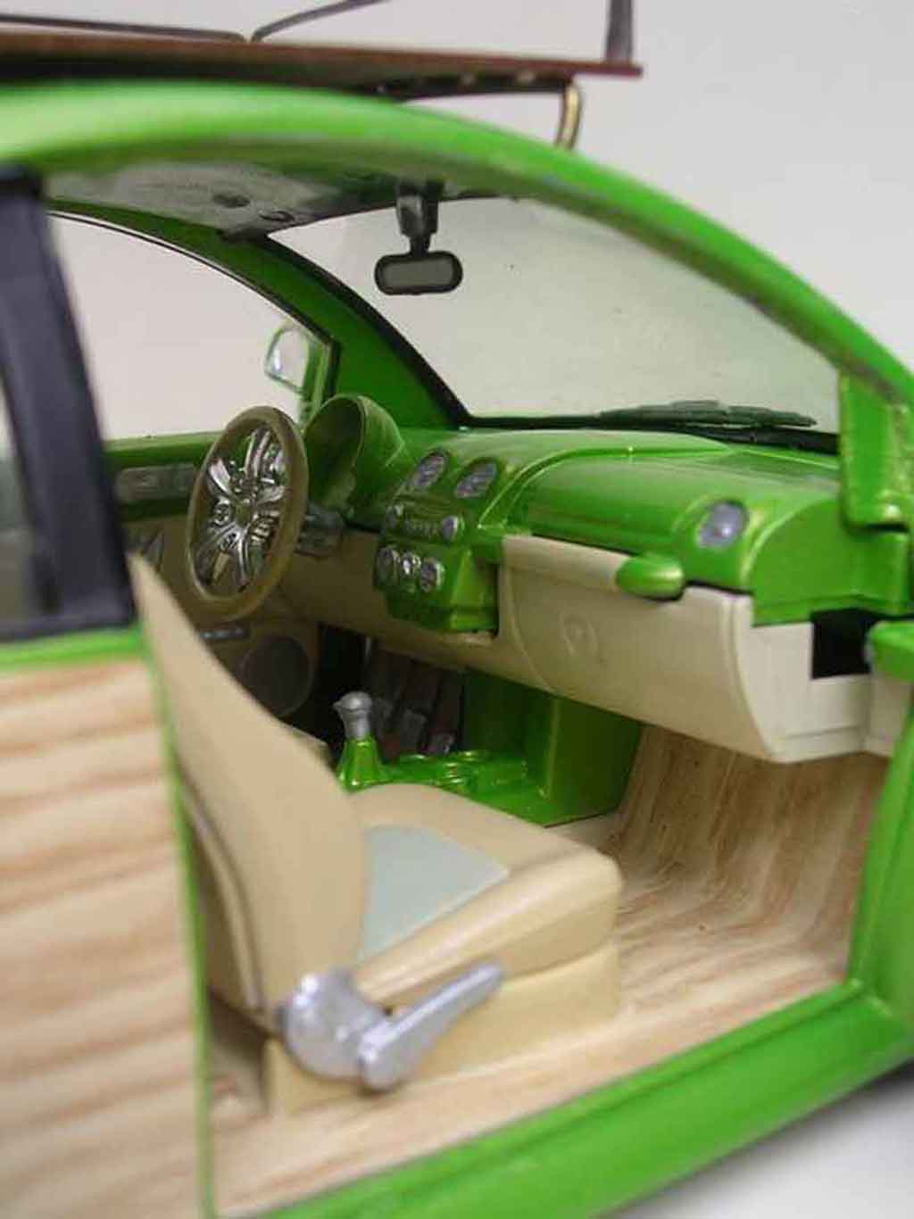 Volkswagen New Beetle Base woody green surf california 1/18 Burago