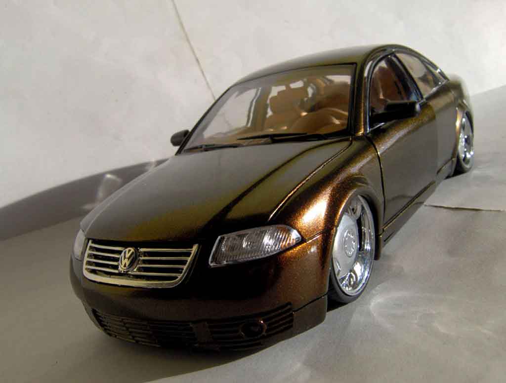 Volkswagen Passat 1/18 Welly dub peinture cameleon diecast model cars