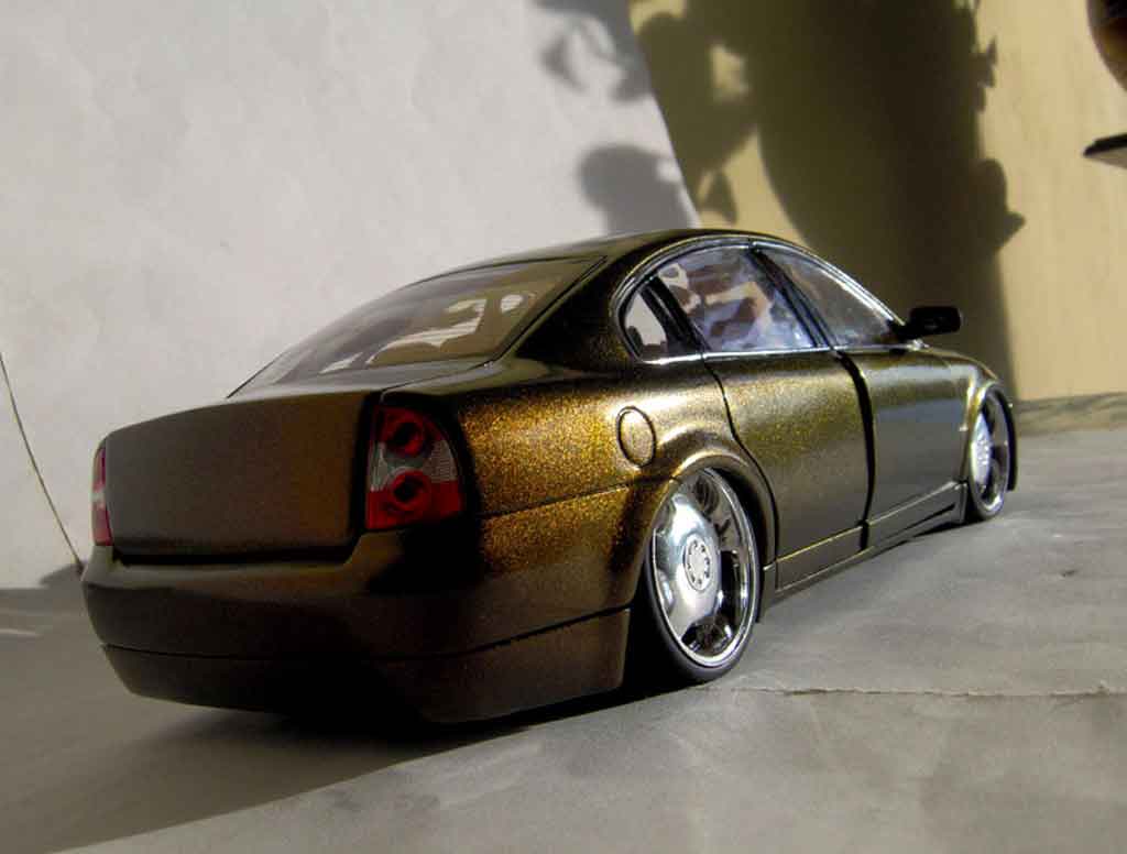 Volkswagen Passat Base dub peinture cameleon 1/18 Welly