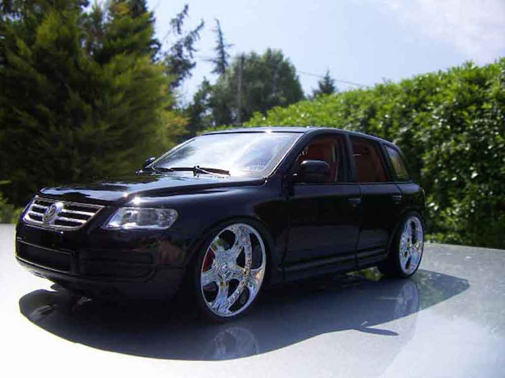 Volkswagen Touareg Base dub style jantes 20 pouces chromees 1/18 Welly