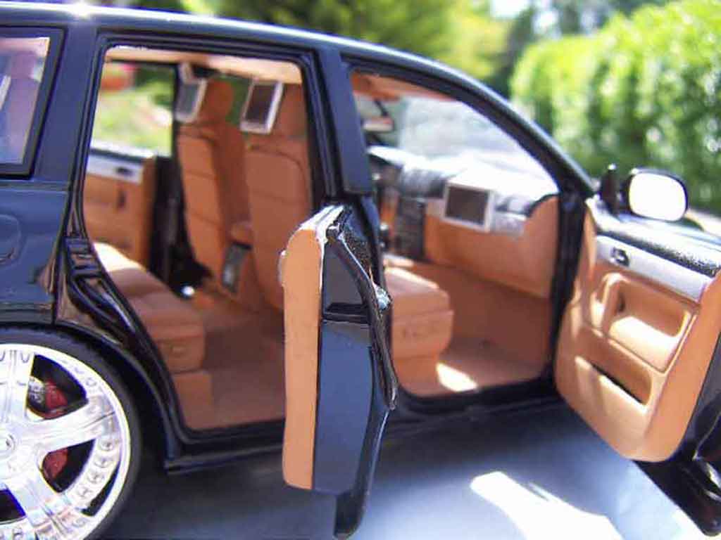 Volkswagen Touareg Base dub style jantes 20 pouces chromees 1/18 Welly