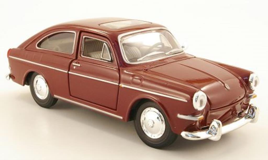 Volkswagen 1600 1/24 Maisto Fastback red diecast model cars