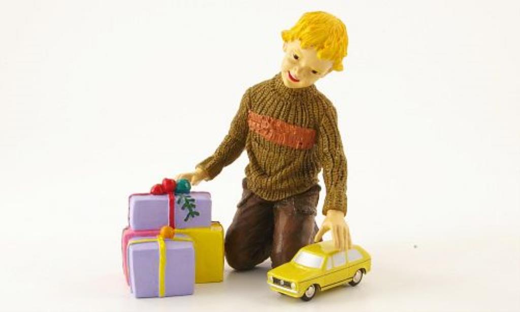 Volkswagen Golf I 1/90 Schuco I yellow mit Figur diecast model cars