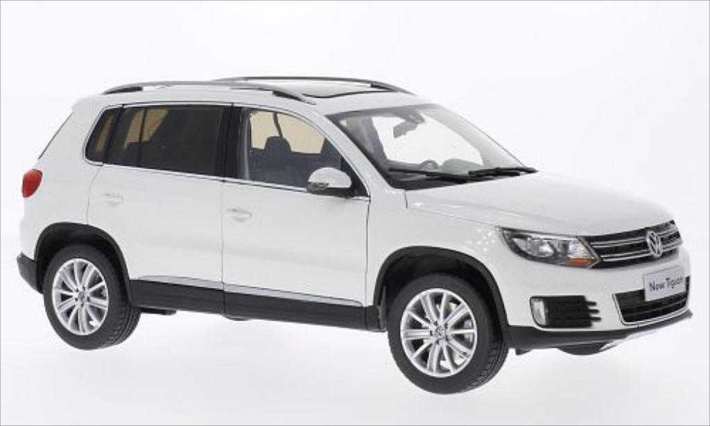 Volkswagen Tiguan 1/18 Paudi white 2013 diecast model cars