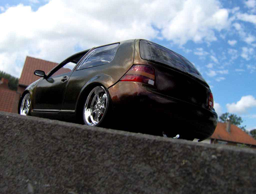Volkswagen Golf GTI peinture cameleon 1/18 Revell