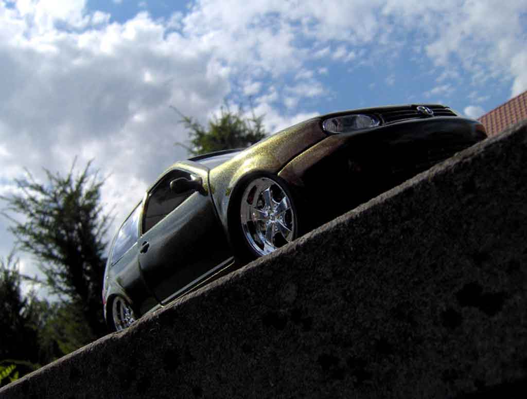 Volkswagen Golf GTI peinture cameleon 1/18 Revell