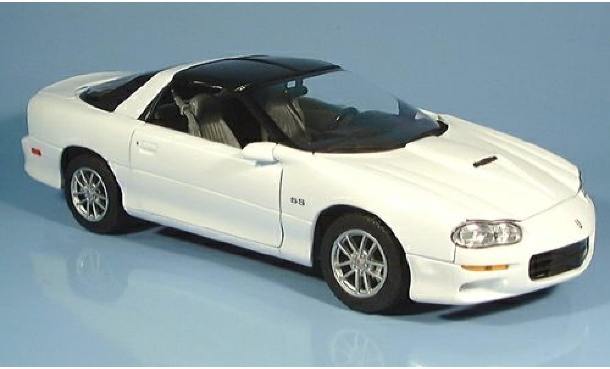 Chevrolet Camaro 1/18 Welly SS white 2002 1:18 diecast model cars