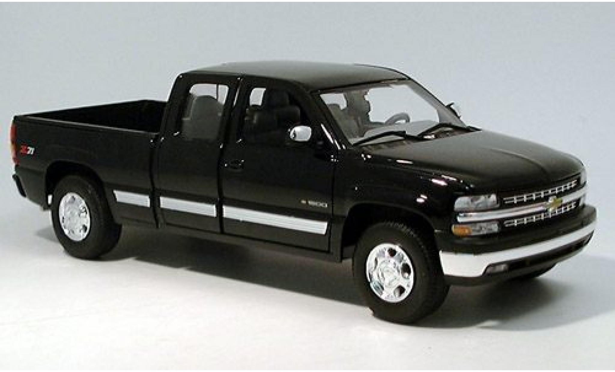 Chevrolet Silverado 1/18 Welly Ext. Cab black 1:18 diecast model cars